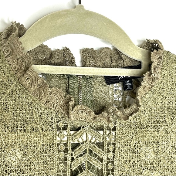Love J Olive Elegant Lace Floral Embroidered Cut-Out Top - Size Medium - Picture 2 of 7